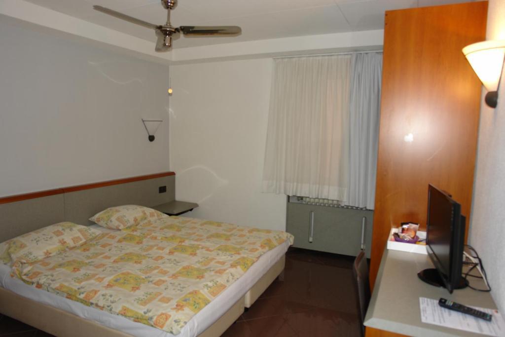 Hotel Bahnhof Haus Chiasso Habitación foto